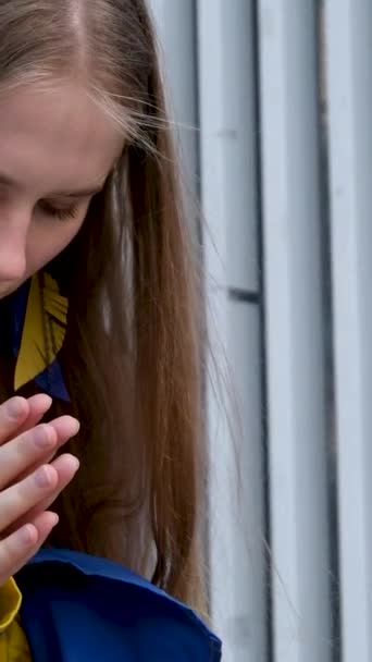 Ukrajinská Dívka Ukrajinskou Vlajkou Ramenou Modlí Rukama Složenýma Před Hrudníkem — Stock video