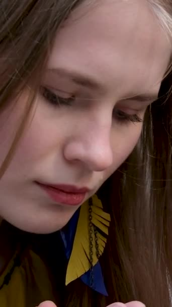 Ukraińska Dziewczyna Ukraińską Flagą Ramionach Modli Się Rękami Złożonymi Przed — Wideo stockowe
