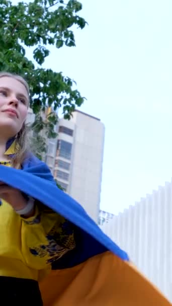 Zblízka Šťastný Mladý Ukrajinský Žena Zabalit Národní Vlajky Modré Žluté — Stock video