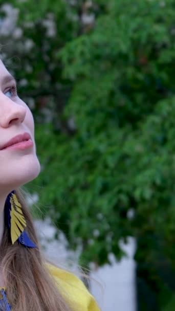 Руки Молодой Девушки Держат Украинский Флаг Девушка Вышитой Рубашке Свободная — стоковое видео