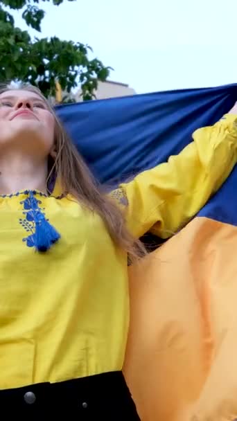 Een Mooie Oekraïense Vrouw Een Geborduurd Geel Shirt Blauw Borduurwerk — Stockvideo
