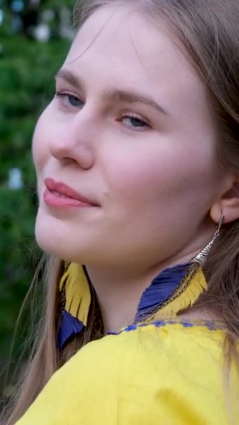 Joven Hermosa Mujer Chica Joven Gran Ciudad Camisa Bordada Amarilla — Vídeos de Stock