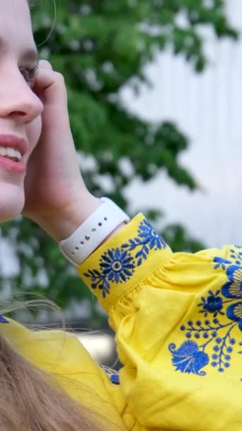 Junge Schöne Frau Mit Ohrringen Gelbblau Der Kleidung Richtet Ihre — Stockvideo