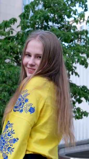 치마를 드레스를 잉크젯 금발의 우크라 이나의 아름다운 거리에 우크라이나 국기를 — 비디오