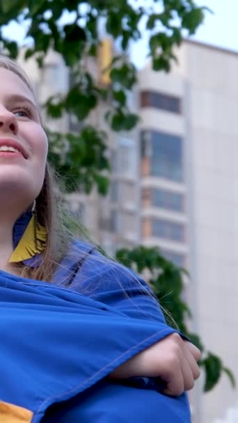 Belle Fille Mignonne Lève Les Yeux Sourit Victoire Ukraine Elle — Video