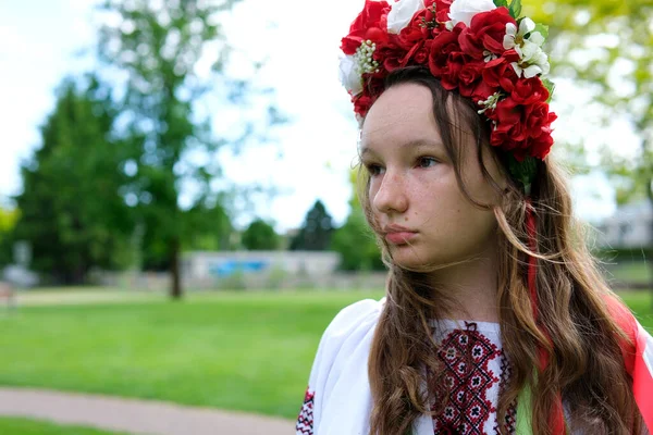 Schöne Frau Mit Kranz Auf Einer Grünen Wiese Hochwertige Ukrainische — Stockfoto