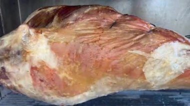 Tükürük metal bir sopayla kuzu eti kızartıyorum. Ateşin üzerinde dönen sopa, altın çıtır deri, kuzu eti ızgarası, vurulmuş. Yüksek kalite 4k görüntü