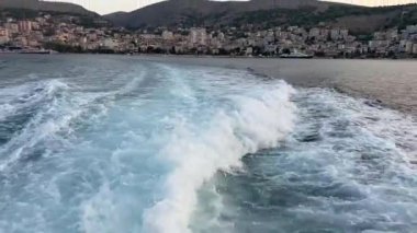 Ege Denizi 'nde Santorini' den Naxos ve Atina 'ya giden bir feribotun arkasından Yunanistan' ın en kaliteli 4km 'lik görüntüsü
