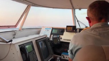 Arnavutluk 'tan Korfu Adası' na giden İznik Denizi gezisinde insanların görebileceği bir gemi aracıyla Saranta kentine giden feribot roketi. denizaltı