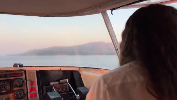 从阿尔巴尼亚乘轮渡火箭从科孚岛穿过萨兰塔市 乘坐人们看得见的城市船只前往希腊 — 图库视频影像