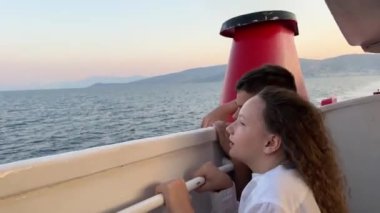 Arnavutluk 'tan Korfu Adası' na giden İznik Denizi gezisinde insanların görebileceği bir gemi aracıyla Saranta kentine giden feribot roketi. denizaltı