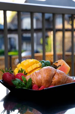 Kruvasan, plaj tatilinde meyve salatası, rahatlama, seyahat konsepti. Yüksek kalite 4k görüntü