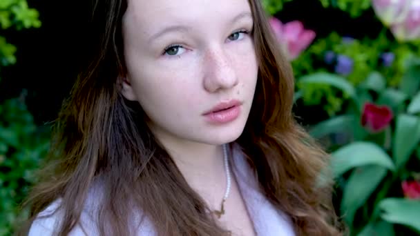 Портрет Девочки Подростка Выглядящей Грустной Обеспокоенной Высокое Качество Фото — стоковое видео