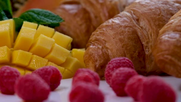 Croissant Ovocný Salát Pláži Dovolená Relaxovat Cestovní Koncept Vysoce Kvalitní — Stock video