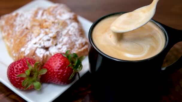 Sabah Çayıyla Pastayı Masadan Kaldırmak Çilekli Fırın Rahat Bir Mutfak — Stok video