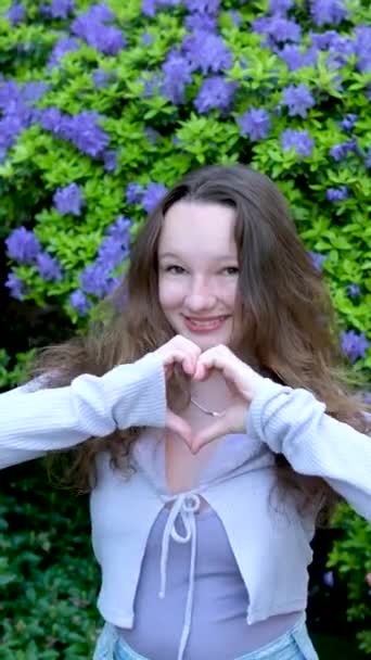 Close Mulher Indiana Feliz Fazer Com Dedos Forma Coração Sorriso — Vídeo de Stock