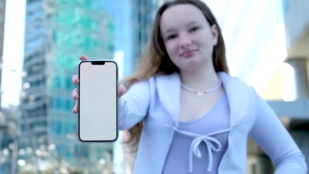 若い大人のエレガントな成功美しい ビジネス女性 幸せなプロのビジネスマン幹部は 大都市の街路に立っているスマートフォン現代技術を使用して携帯電話を保持しています — ストック動画
