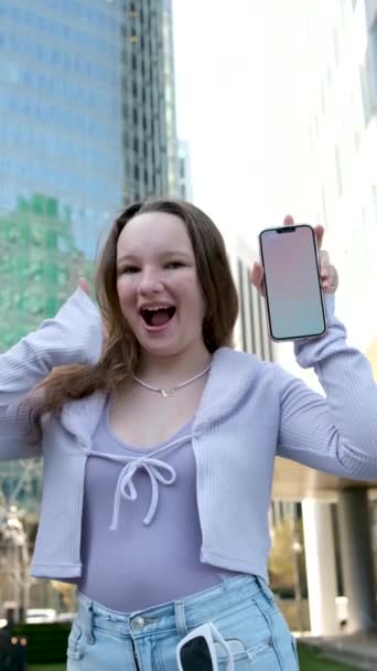 若い大人のエレガントな成功美しい ビジネス女性 幸せなプロのビジネスマン幹部は 大都市の街路に立っているスマートフォン現代技術を使用して携帯電話を保持しています — ストック動画