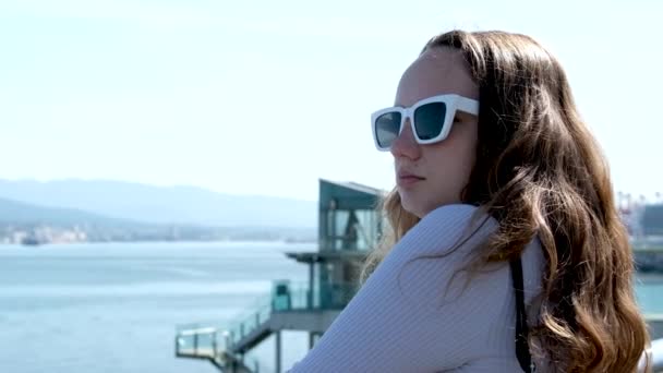 Fiatal Vonzó Mosolygó Lány Átnéz Stílusos Napszemüveg Felvette Őket Napsütéses — Stock videók