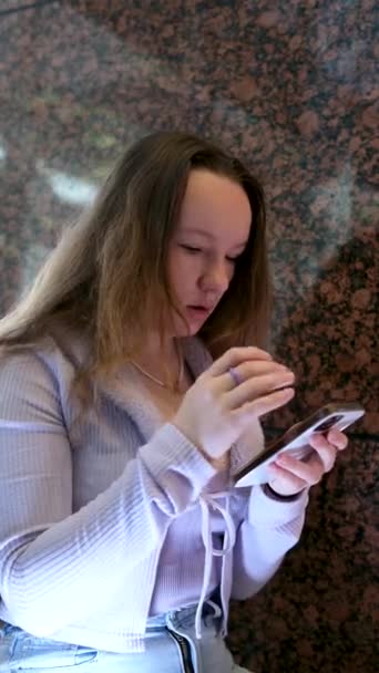 Giovane Donna Affascinante Chiamando Con Telefono Cellulare Mentre Seduto Solo — Video Stock