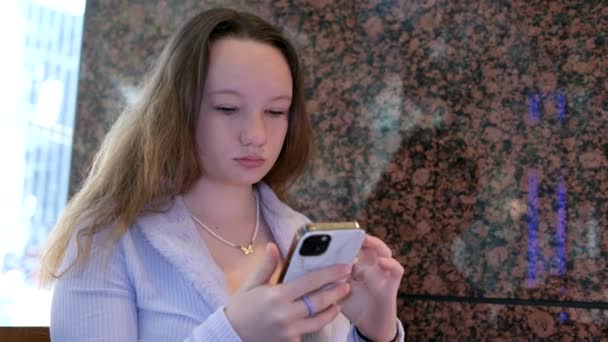 Mladá Okouzlující Žena Volá Mobilním Telefonem Zatímco Sedí Sám Kavárně — Stock video