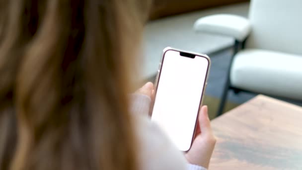 Jonge Charmante Vrouw Bellen Met Mobiele Telefoon Tijdens Het Zitten — Stockvideo