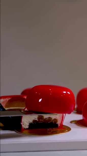 Ярко Красный Мусс Торт Клубничным Декором Синем Белом Фоне — стоковое видео