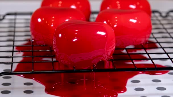 Pastel Mousse Rojo Brillante Con Decoración Fresa Sobre Fondo Azul — Vídeo de stock
