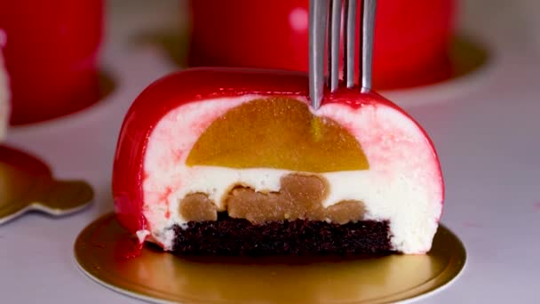 Leuchtend Rote Mousse Torte Mit Erdbeer Dekoration Auf Blauweißem Hintergrund — Stockvideo