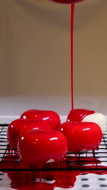 明亮的红色慕斯蛋糕 带有草莓装饰 蓝色白色背景 — 图库视频影像