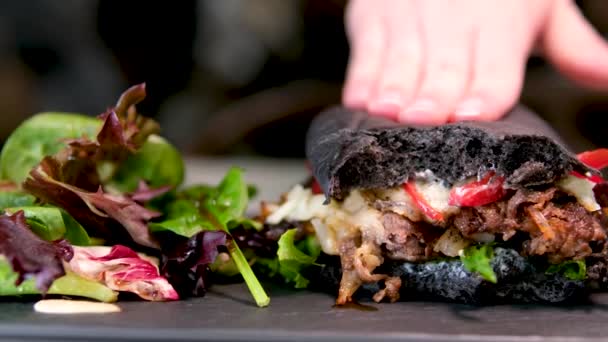 Mão Pressionando Delicioso Sanduíche Com Pão Preto Monte Enchimento Salada — Vídeo de Stock