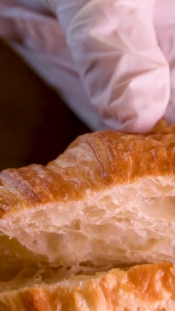 Detailní Záběr Rozříznutého Croissantu Rotace Kruhu Francouzský Croissant Turning Selektivní — Stock video