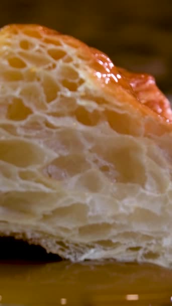 Skär Halv Croissant Med Insidan Textur Och Tunna Skarpa Lager — Stockvideo