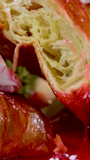 Řez Čerstvého Francouzského Croissantu Zblízka Listové Těsto Vysoce Kvalitní Záběry — Stock video