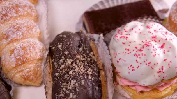 Svédasztalos Tálalás Desszert Ízletes Édességek Különböző Típusú Csokoládé Fehér Cukormázas — Stock videók