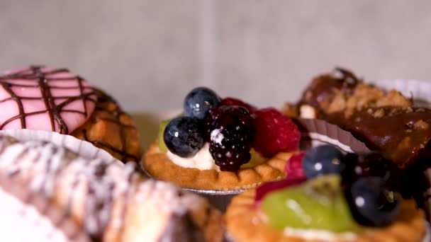 Açık Büfede Çeşitli Lezzetli Tatlılar Sunuluyor Masanın Üzerinde Çikolatalı Beyaz — Stok video