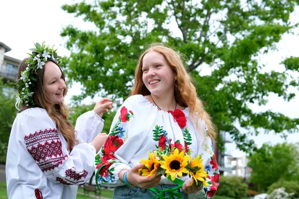 Communication Deux Jeunes Belles Filles Robes Nationales Ukrainiennes Tressage Tresse — Photo