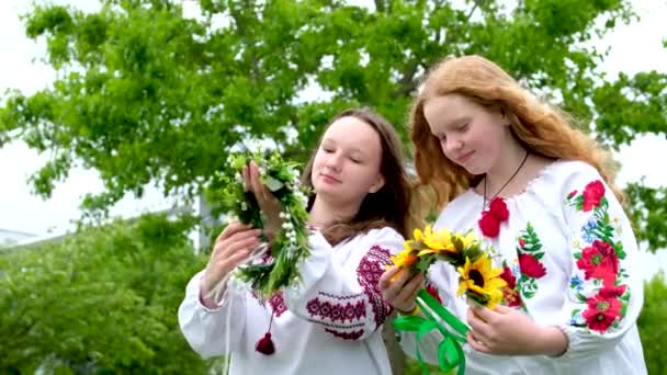 Спілкування Двох Молодих Красивих Дівчат Українських Національних Сукнях Плетіння Коси — стокове відео