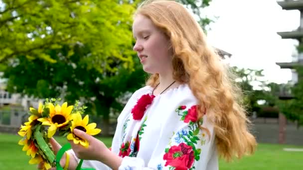 Gadis Ukraina Berambut Merah Yang Cantik Dengan Blus Bordir Bunga — Stok Video