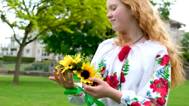 Piękna Rudowłosa Ukraińska Dziewczyna Haftowanej Bluzce Kwiaty Czerwone Maki Białej — Wideo stockowe