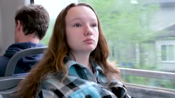 Zugfenster Handyhände Eines Jungen Mädchens Das Der Kutsche Unterwegs Ist — Stockvideo
