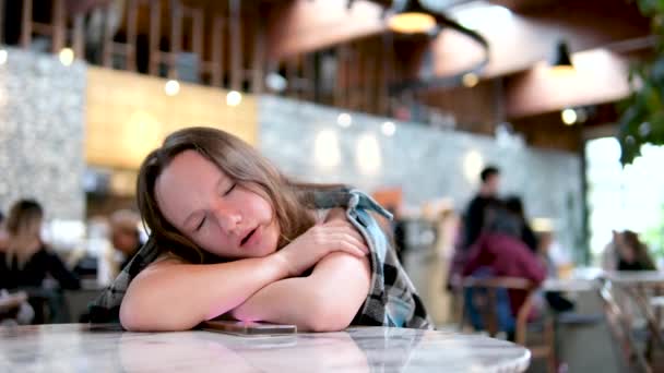 Sömnig Kvinna Som Tar Kaffe Restaurangen Yawning Flicka Beroende Koffein — Stockvideo