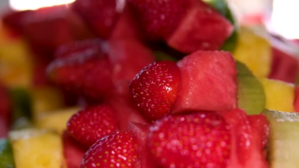 Spiesen Fruitspiesjes Van Bessen Aardbeien Watermeloen Kiwi Ananas Meloen Heerlijk — Stockvideo