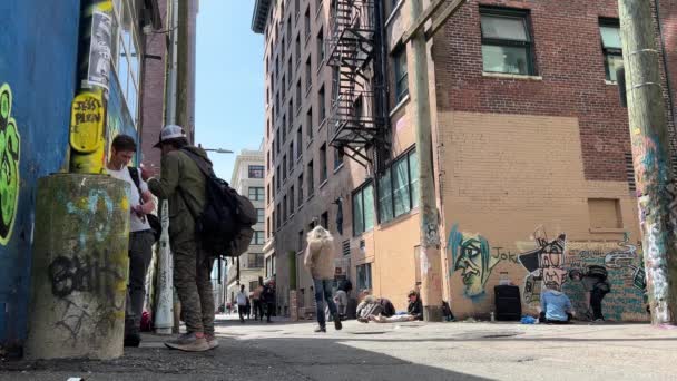 Ванкувер Канада 2023 Настоящая Жизнь Бездомных Больших Городах Мужчины Помогают — стоковое видео