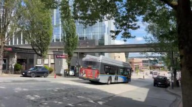 Vancouver-Canada 09.09.2023 Büyük şehirlerdeki evsizlerin gerçek yaşamı. Evsizlerin devlet evsizlerinin uyuşturucu bağımlılarının cinsel azınlıkları.