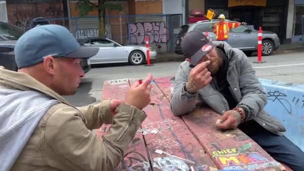 밴쿠버 캐나다 2023 도시의 노숙자들의 남성은 민족의 노숙자 중독자로부터 도움을받습니다 — 비디오