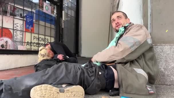 밴쿠버 캐나다 2023 도시의 노숙자들의 남성은 소수의 노숙자 중독자로부터 도움을받습니다 — 비디오