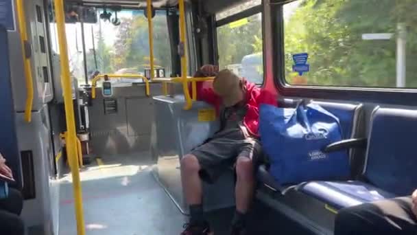 Senzatetto Vancouver Che Trasporta Autobus Con Surrey Uomo Berretto Seduto — Video Stock