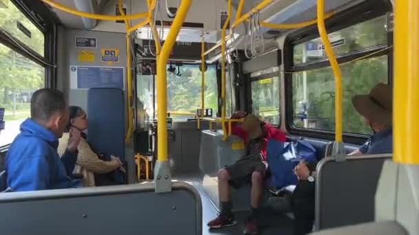 バンクーバーのホームレスはサリーと一緒にバスで道路を運んでいる カナダで薬物合法化の影響下で寝ている最前列に座っているキャップの男 2023 — ストック動画