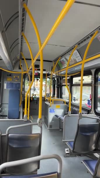 Pusty Autobus Kanadzie Vancouver Siedzenia Okno Autobus Przechodzi Między Stacjami — Wideo stockowe